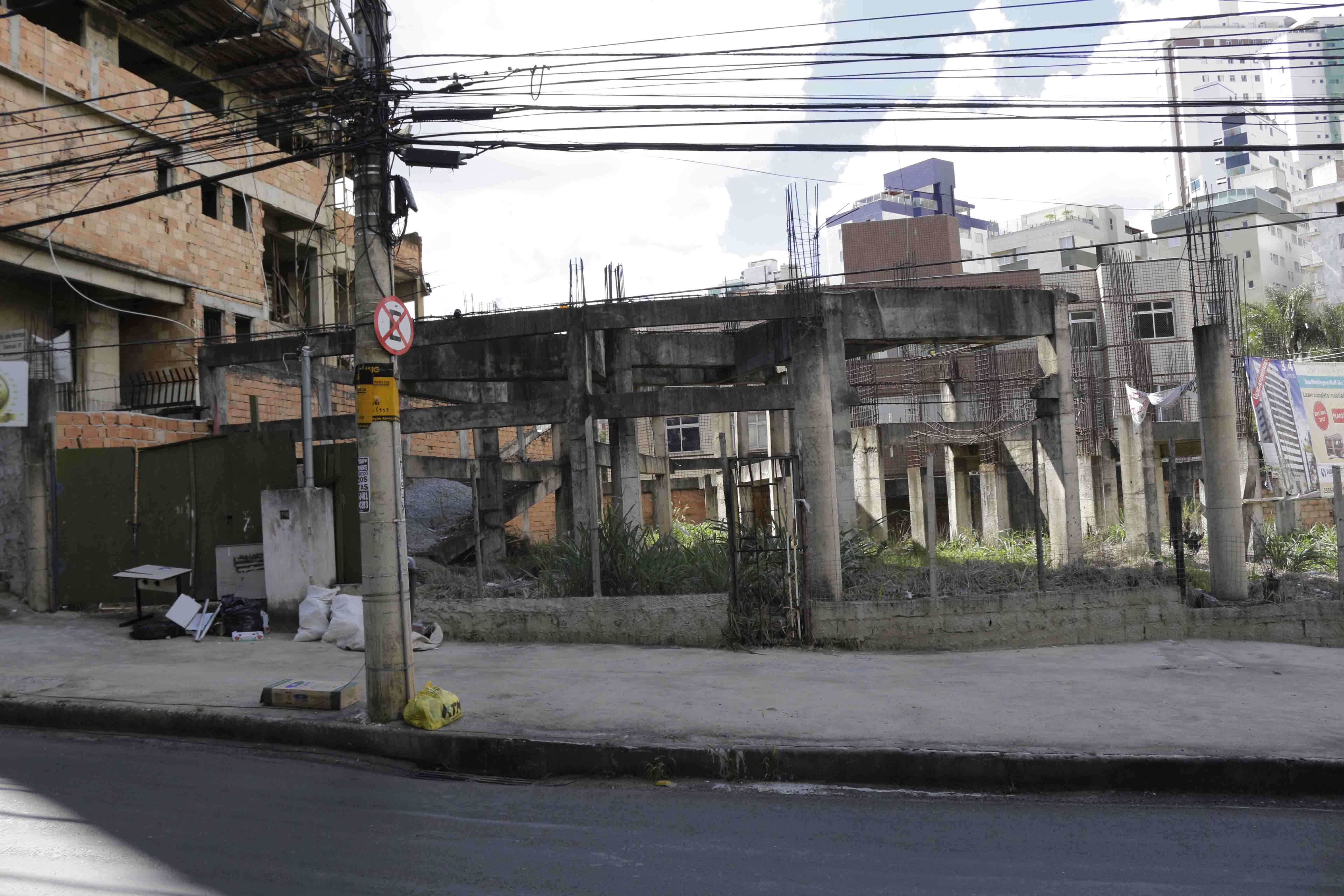 Prédio na esquina da Av. Prof. Mário Werneck com rua Maria Heilbuth Surette 