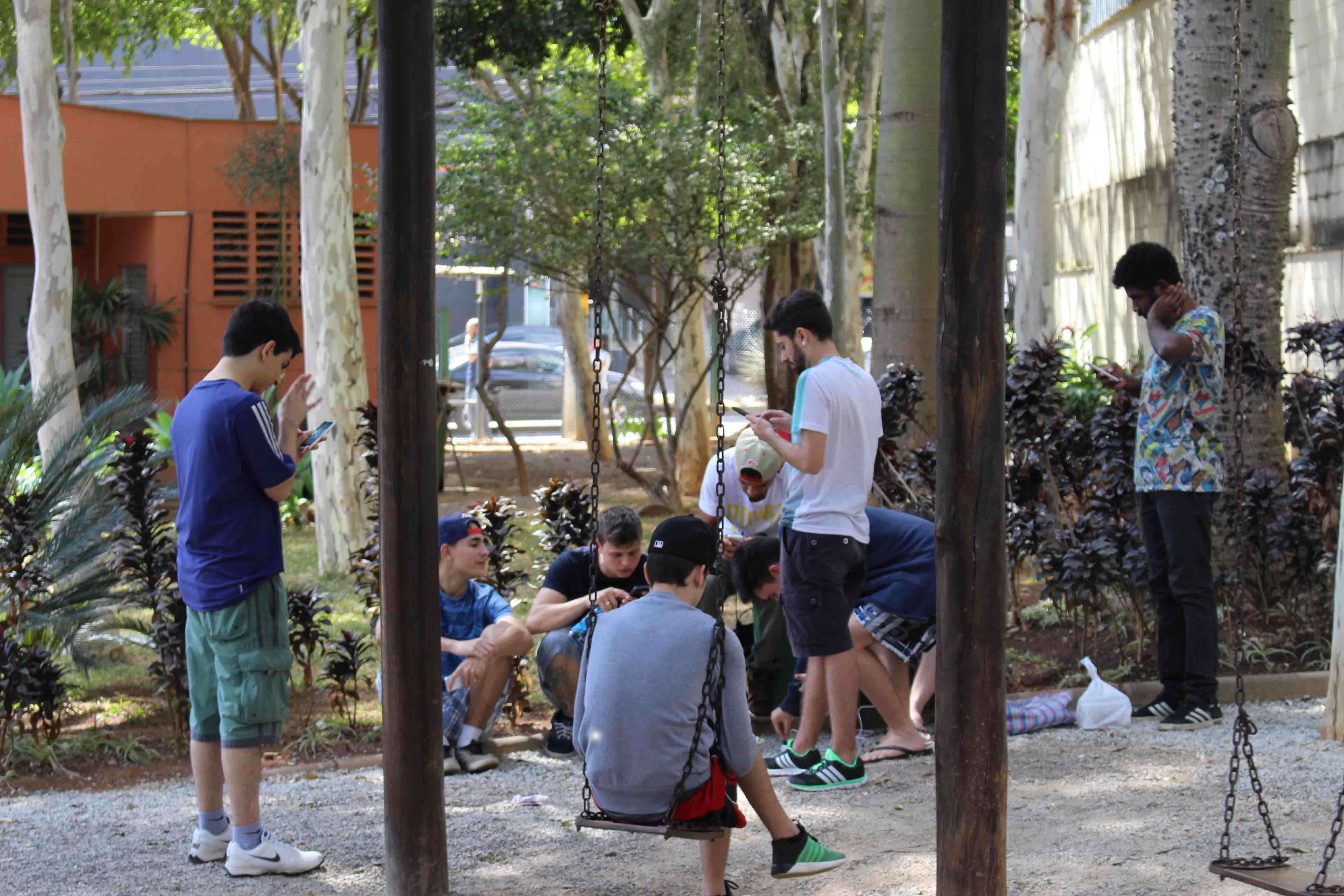 O grupo de jogadores promove caçadas aos monstrinhos no parque Aggeo Pio Sobrinho. Foto: Welleson Mendes