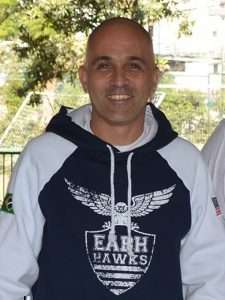 Athletic Director and Head Soccer Coach (Diretor de Esportes e Treinador das equipes masculina e feminina de futebol)