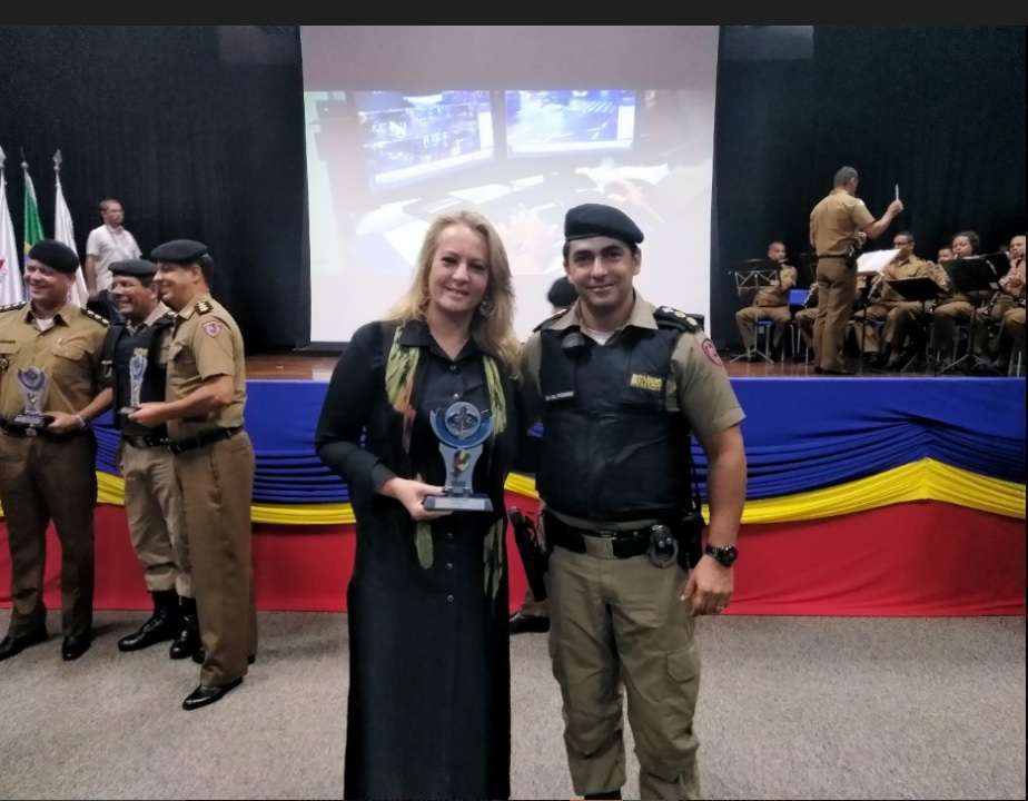 Gracielle Torres com o Ten Cel Carlos Frederico Otoni Garcia, comandante do 5º Batalhão de Polícia Militar