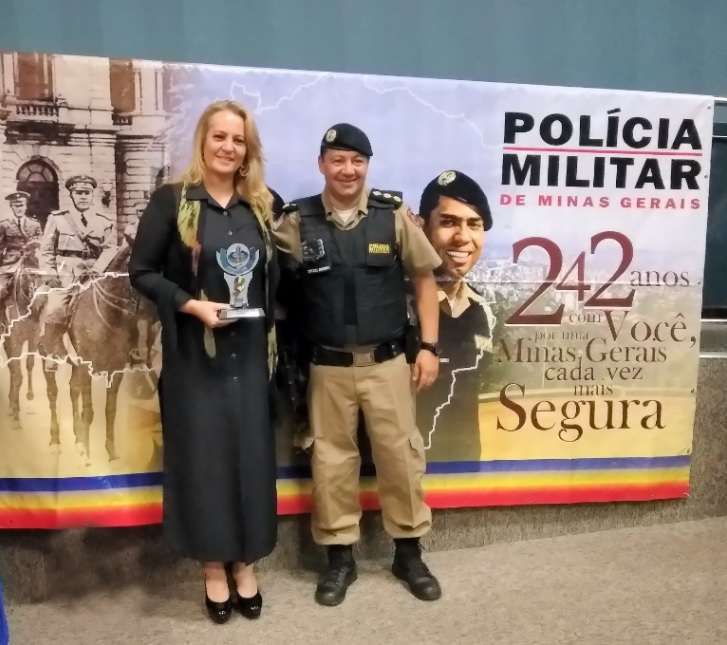 Gracielle Torres com Ten Cel Flavio Godinho, atual comandante do 34º Batalhão Batalhão de Polícia Militar (apoiador do COMSEBB desde sua fundação)