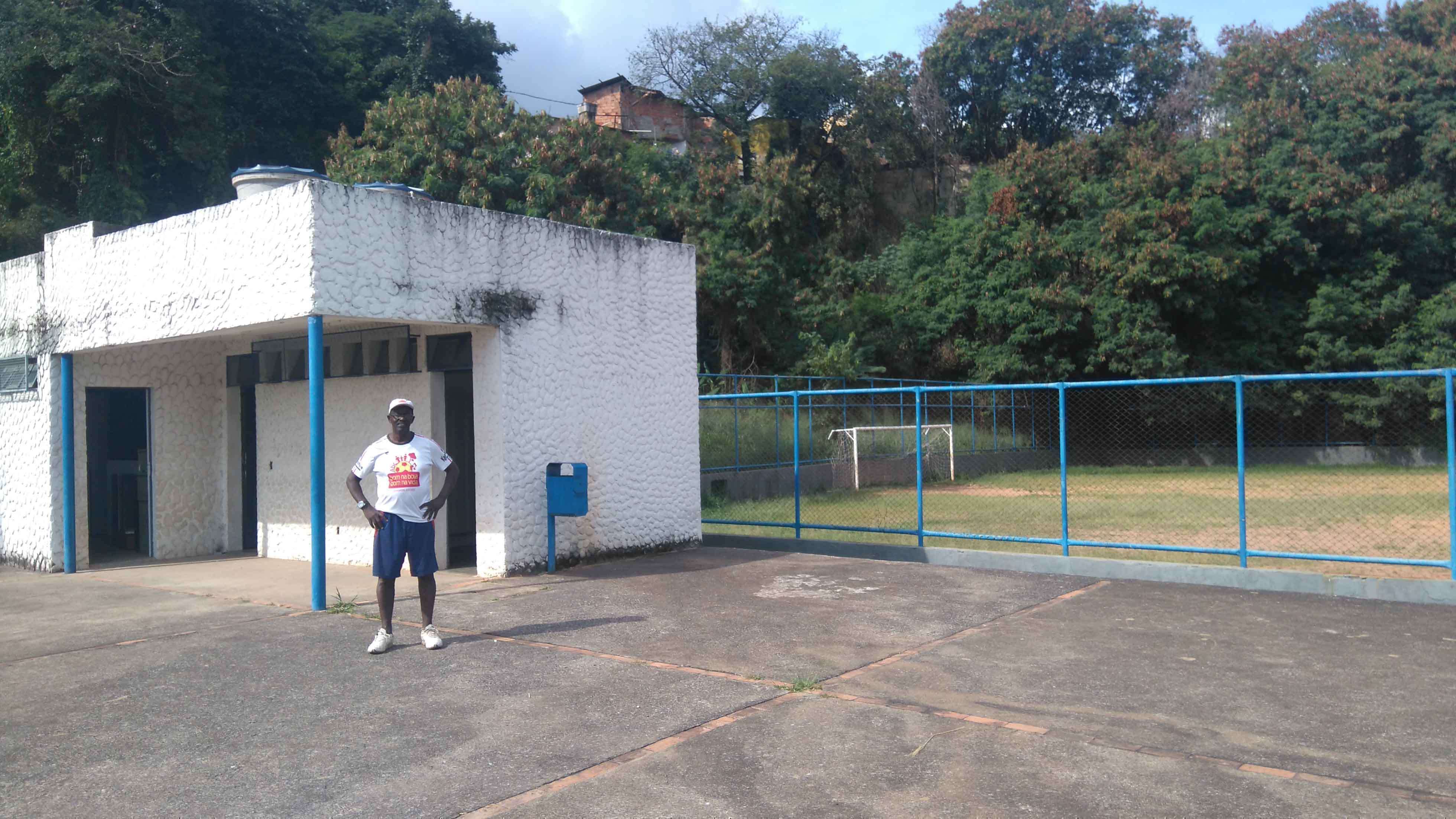 Lourival em frente ao vestiário do campo no Salgado Filho