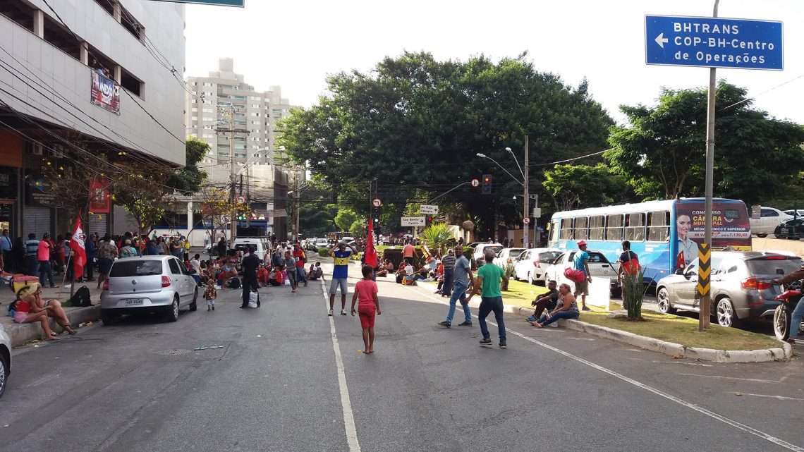 Manifestação ocorrida na avenida Engenheiro Carlos Goulart com Professor Mário Werneck - Foto William Araújo