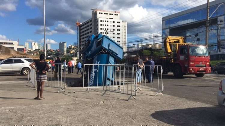 Caminhão foi “engolido” pela cratera. (Foto: Thayná Freire)