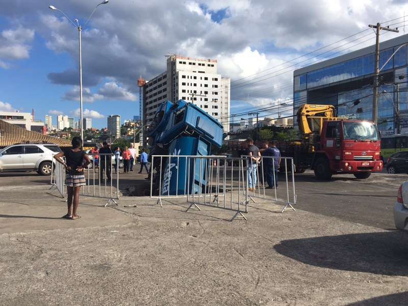 Caminhão foi “engolido” pela cratera. (Foto: Thayná Freire)