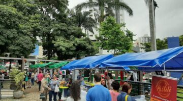 Pessoas andam entre barracas na Feirinha do Buritis.