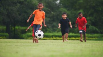 crianças brincando jogando esporte