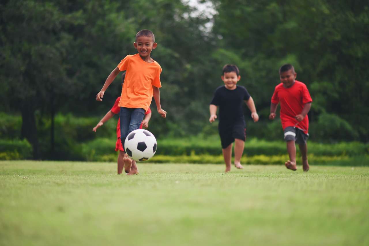 5 benefícios do futebol para as crianças